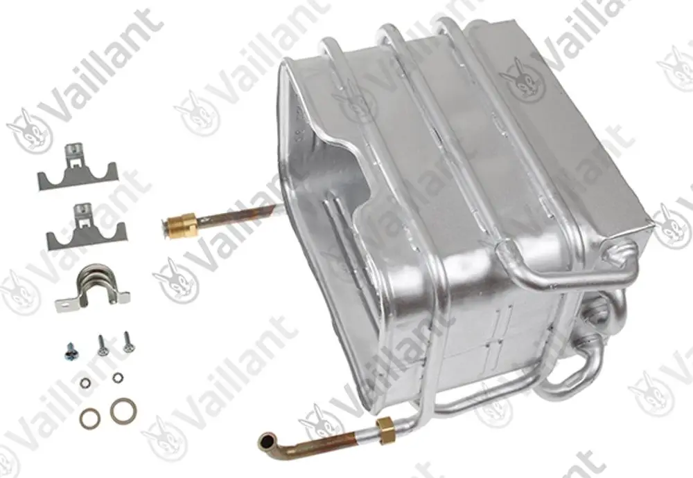 Vaillant Wärmetauscher in metallischer Optik mit Anschlussrohren und Befestigungsteilen auf weißem Hintergrund, geeignet für Heizungsanwendungen.